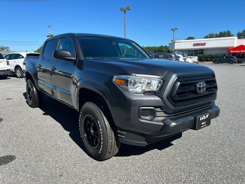 Used 2022 Toyota Tacoma SR image 9