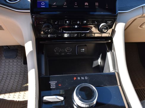 Used 2025 Jeep Grand Cherokee Limited w/ Luxury Tech Group II image 21