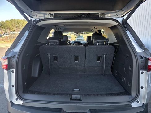 Used 2021 Chevrolet Traverse LT image 9