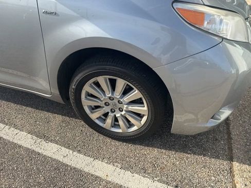 Used 2017 Toyota Sienna XLE w/ XLE Navigation Package AWD/4WD image 3