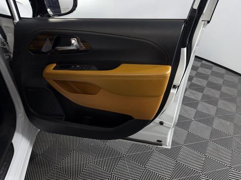 Used 2023 Chrysler Pacifica Pinnacle FWD image 35