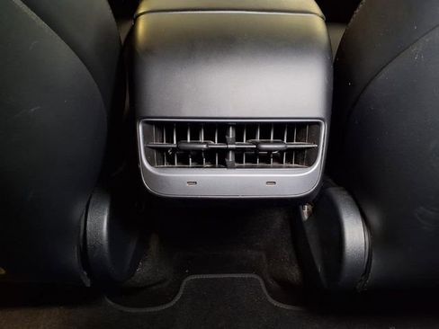 Used 2022 Tesla Model Y Long Range AWD/4WD image 18