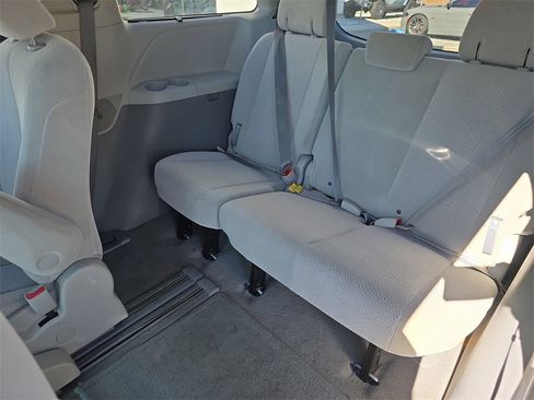 Used 2011 Toyota Sienna LE image 34