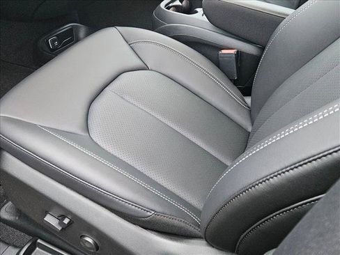New 2027 Chrysler Pacifica Select FWD image 4