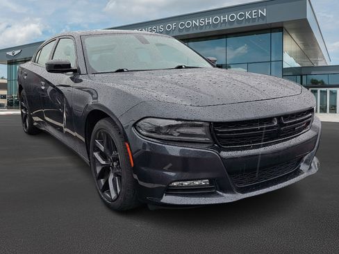 Used 2019 Dodge Charger SXT w/ Blacktop Package RWD image 2