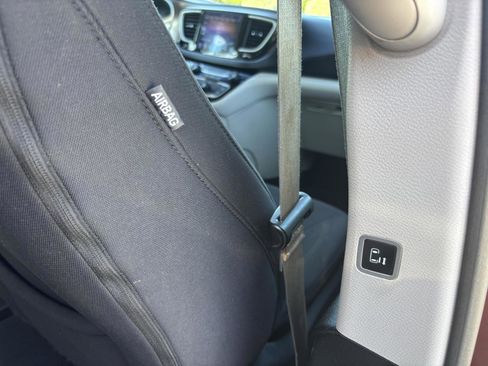 Used 2017 Chrysler Pacifica Touring image 26