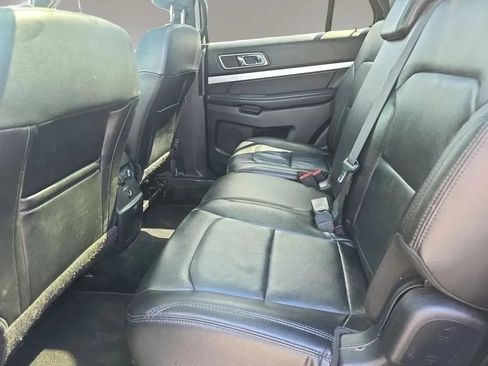 Used 2017 Ford Explorer XLT w/ Equipment Group 202A AWD/4WD image 10
