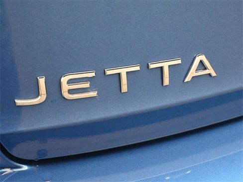 Certified 2022 Volkswagen Jetta SE image 16