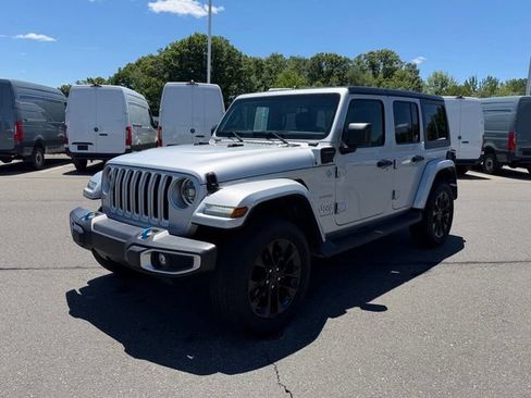 Used 2023 Jeep Wrangler Unlimited Sahara w/ Cold Weather Group AWD/4WD image 3