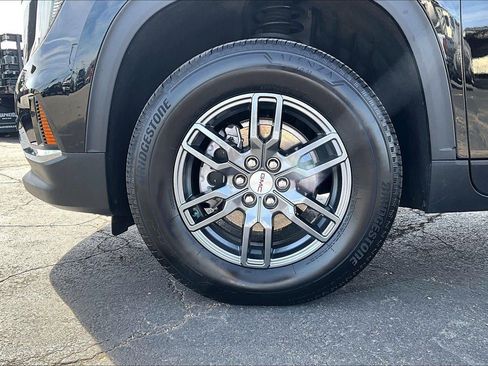 Used 2025 GMC Acadia Elevation image 9