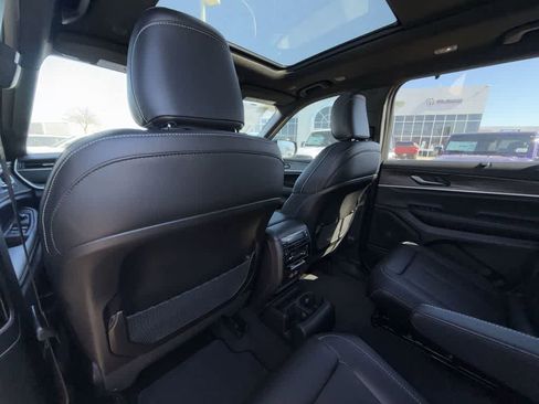 New 2025 Jeep Grand Cherokee L Limited w/ Luxury Tech Group II AWD/4WD image 12