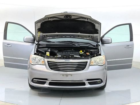 Used 2014 Chrysler Town & Country Touring image 10