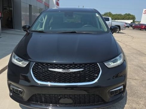 Used 2024 Chrysler Pacifica Touring-L FWD image 3