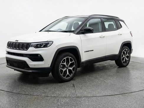 Used 2025 Jeep Compass Limited image 3