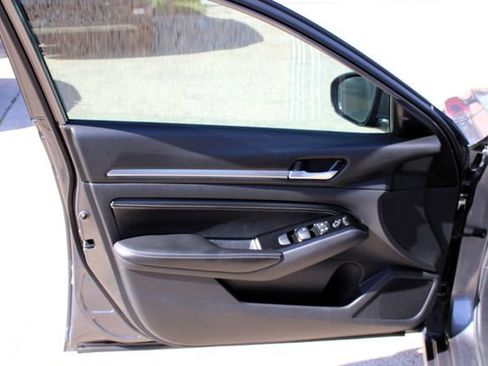 Used 2023 Nissan Altima 2.5 SV w/ SV Premium Package FWD image 10