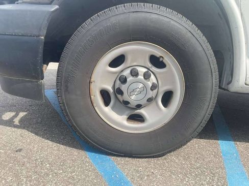 Used 2018 Chevrolet Express 2500 image 24