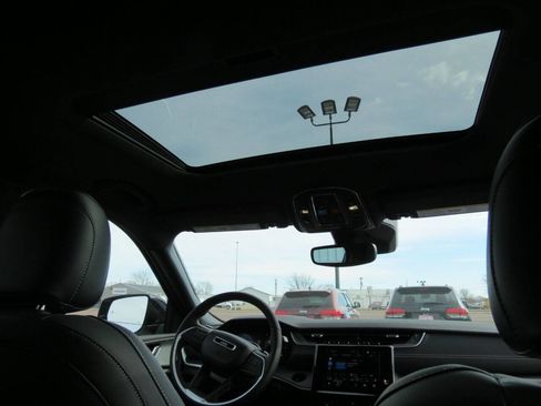 Used 2025 Jeep Grand Cherokee Altitude image 12