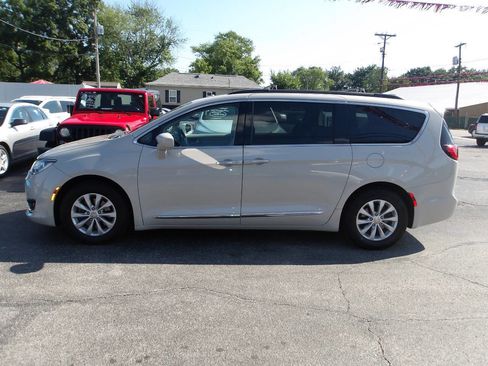 Used 2017 Chrysler Pacifica Touring-L image 3