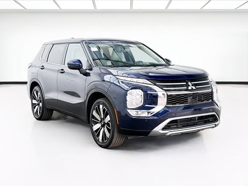 Used 2025 Mitsubishi Outlander SE AWD/4WD image 3