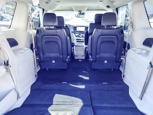 Used 2023 Chrysler Pacifica Touring-L image 17