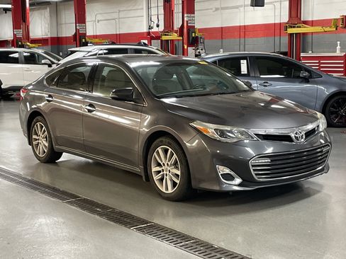 Used 2014 Toyota Avalon XLE Premium image 2