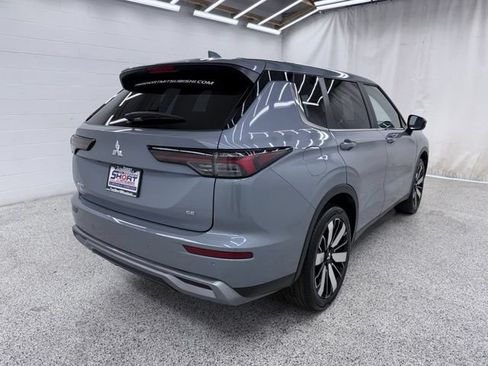 Used 2025 Mitsubishi Outlander SE FWD image 2