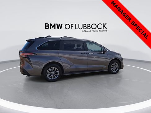 Used 2021 Toyota Sienna XLE image 8