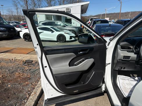 Used 2022 Toyota Highlander XLE image 14