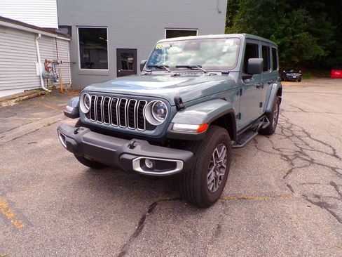 Used 2026 Jeep Wrangler Unlimited Sahara AWD/4WD image 1