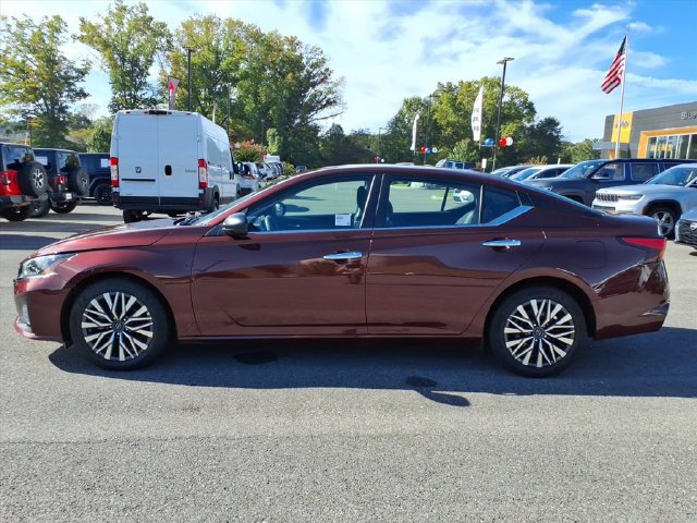 Used 2025 Nissan Altima 2.5 SV FWD image 11
