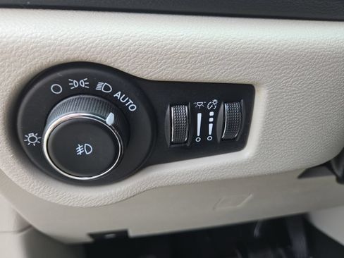 Used 2023 Chrysler Pacifica Touring-L FWD image 20