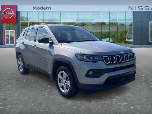 Used 2024 Jeep Compass Latitude AWD/4WD image 3
