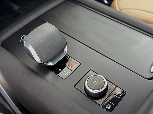 Used 2023 Land Rover Discovery Metropolitan Edition AWD/4WD image 17