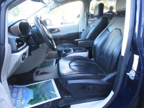 Used 2020 Chrysler Voyager Lxi image 19