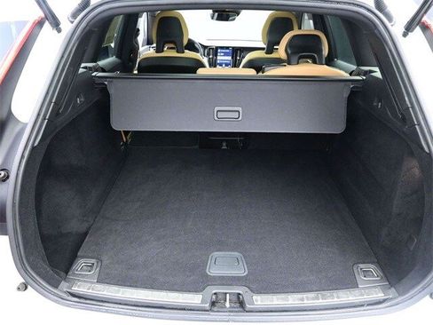 Used 2018 Volvo XC60 T5 Momentum w/ Vision Package image 24