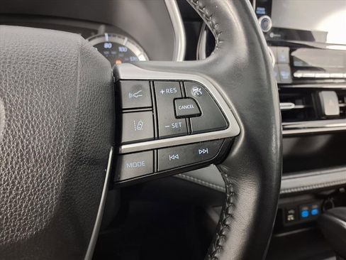 Used 2022 Toyota Highlander XLE image 18