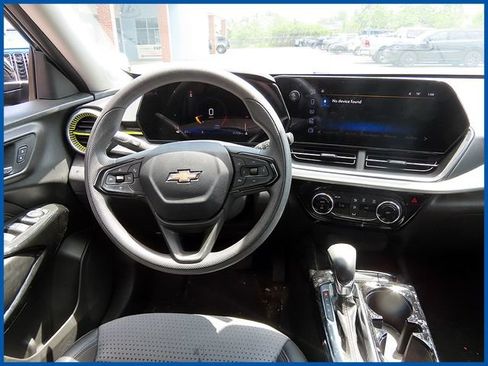 Used 2025 Chevrolet Trax LT FWD image 11