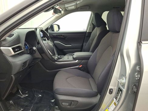 Used 2023 Toyota Highlander LE FWD image 11