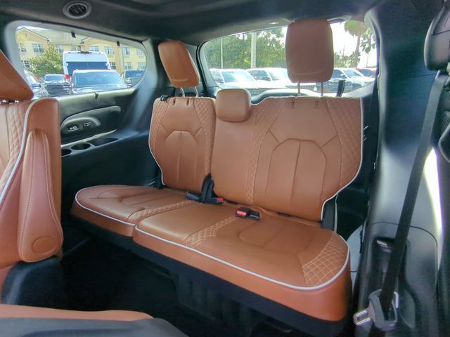 Used 2025 Chrysler Pacifica Pinnacle w/ Trailer Tow Group FWD image 16