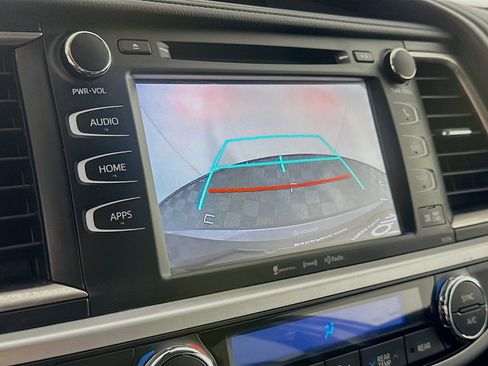 Used 2019 Toyota Highlander XLE image 22