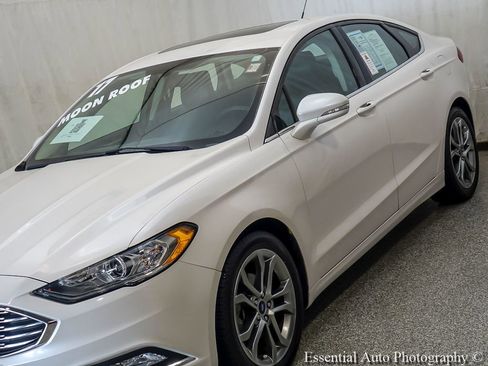Used 2017 Ford Fusion SE w/ Equipment Group 201A FWD image 6