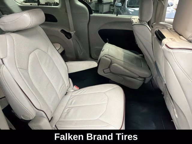Used 2020 Chrysler Pacifica Limited w/ Tire & Wheel Group FWD image 12