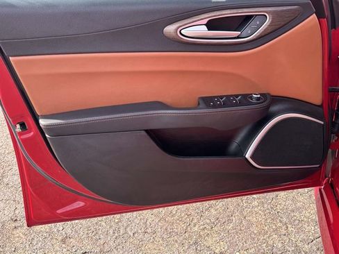 Used 2017 Alfa Romeo Giulia Ti w/ TI 19" Sport Package image 7