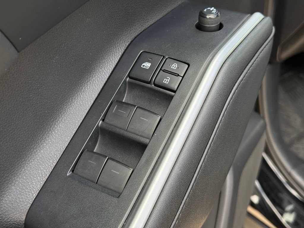 Used 2021 Toyota Highlander XLE FWD image 6