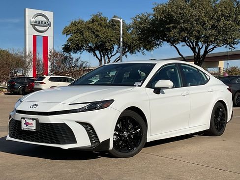 Used 2025 Toyota Camry SE image 2