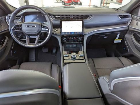 Used 2022 Jeep Grand Cherokee Overland w/ Luxury Tech Group IV AWD/4WD image 20