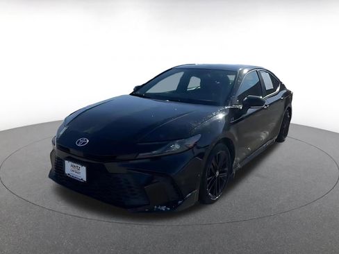 Used 2025 Toyota Camry SE image 4