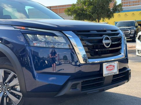Used 2025 Nissan Pathfinder SV image 3