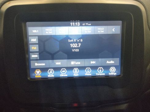 Used 2021 Jeep Renegade Latitude FWD image 25