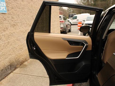 Used 2019 Toyota RAV4 LE FWD image 15
